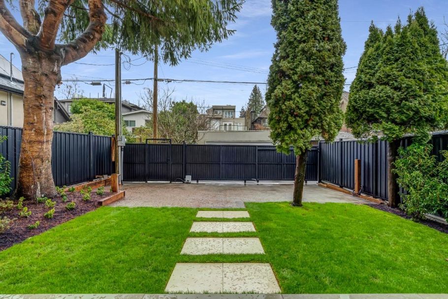 4454 W 4th Avenue Vancouver, BC - 8