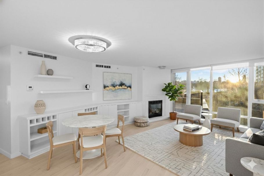 305 8 Smithe Mews Vancouver, BC - 1