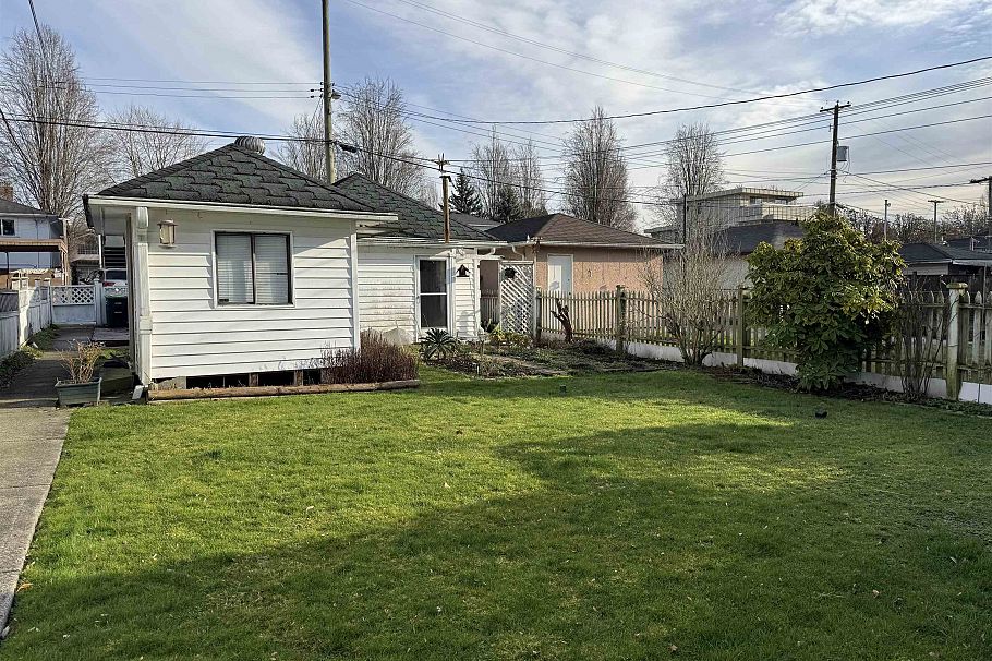 5324 Rhodes Street Vancouver, BC - 2