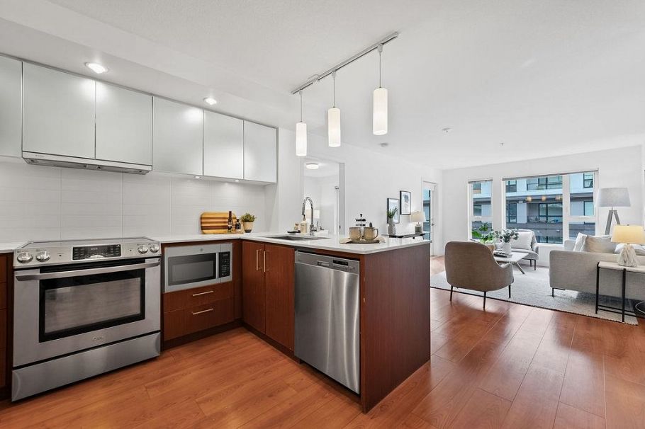 304 221 E 3rd Street North Vancouver, BC - 3