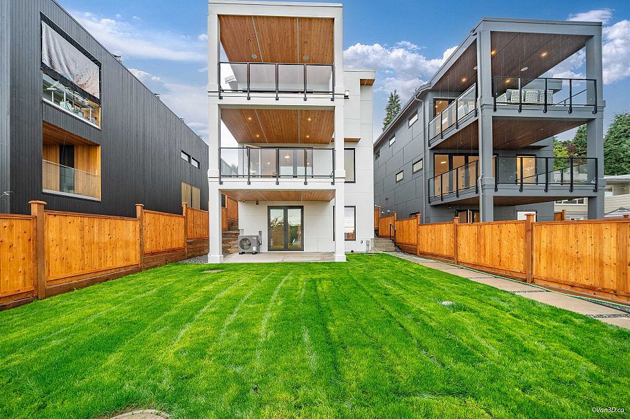 971 Adderley Street North Vancouver, BC - 25