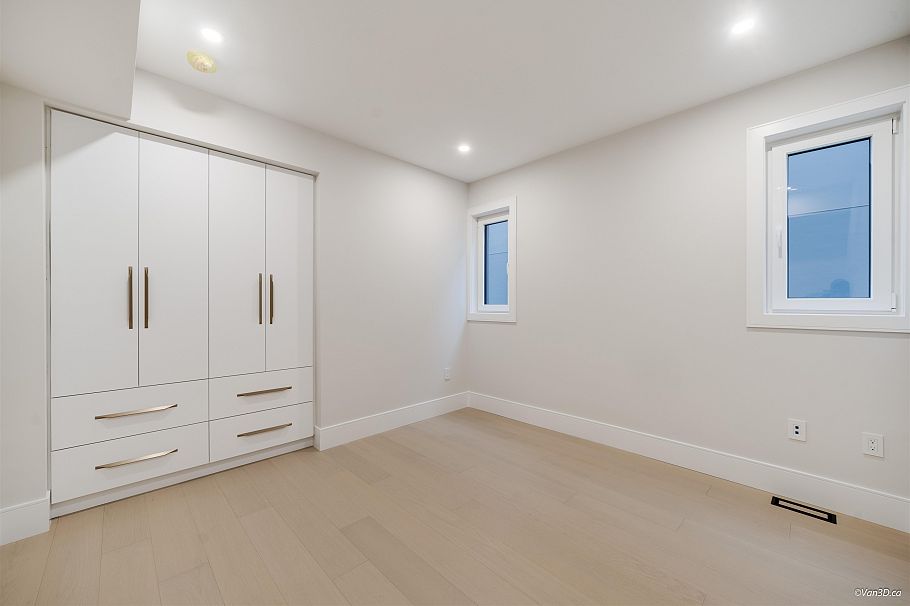 971 Adderley Street North Vancouver, BC - 32