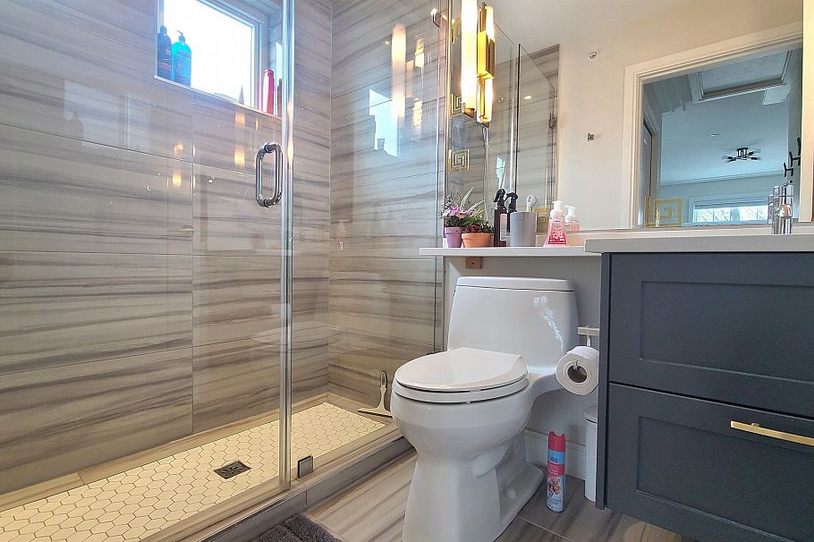 901 E Broadway Street Vancouver, BC - 3