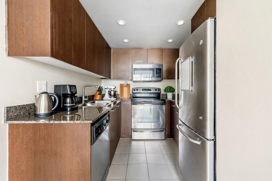 1606 1212 Howe Street Vancouver, BC - 4