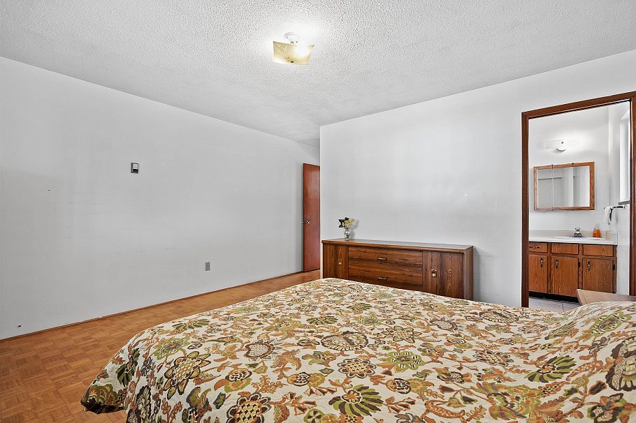 1181 E 24th Avenue Vancouver, BC - 17