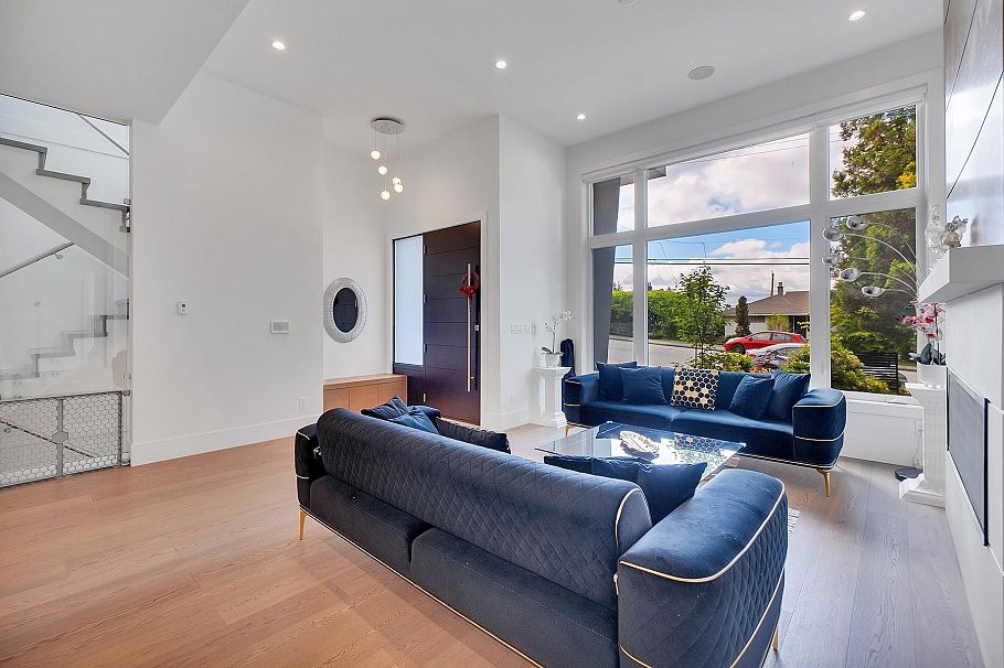 440 W Queens Road North Vancouver, BC - 11