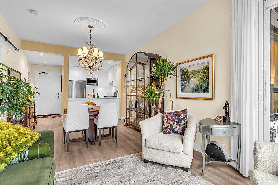 206 715 W 15th Street North Vancouver, BC - 30