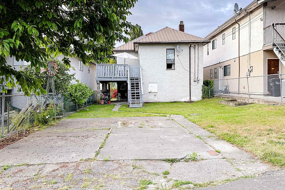 2354 E 33rd Avenue Vancouver, BC - 16