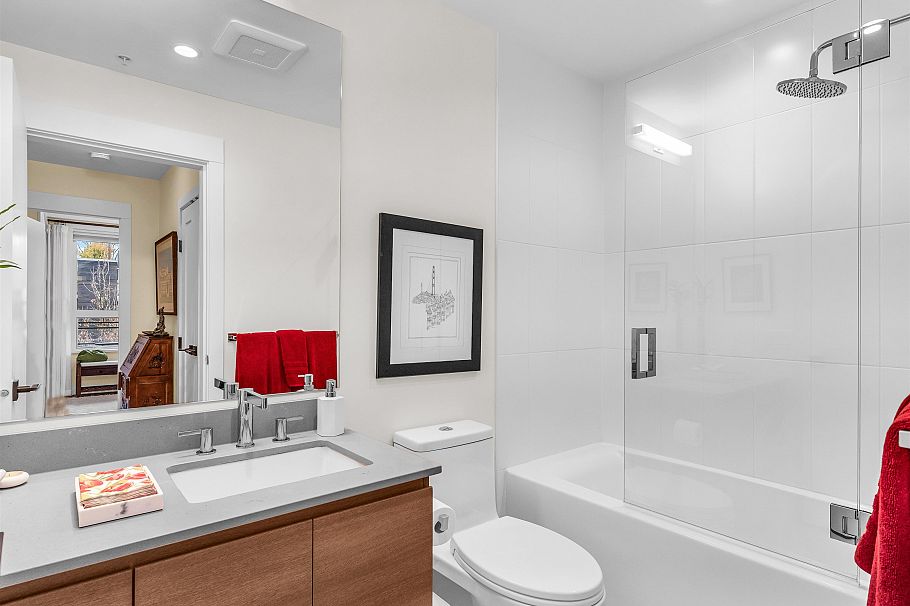 206 715 W 15th Street North Vancouver, BC - 17