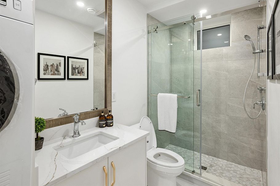 3812 W 15th Avenue Vancouver, BC - 12