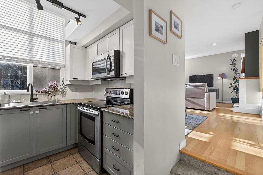 653 W 7th Avenue Vancouver, BC - 9