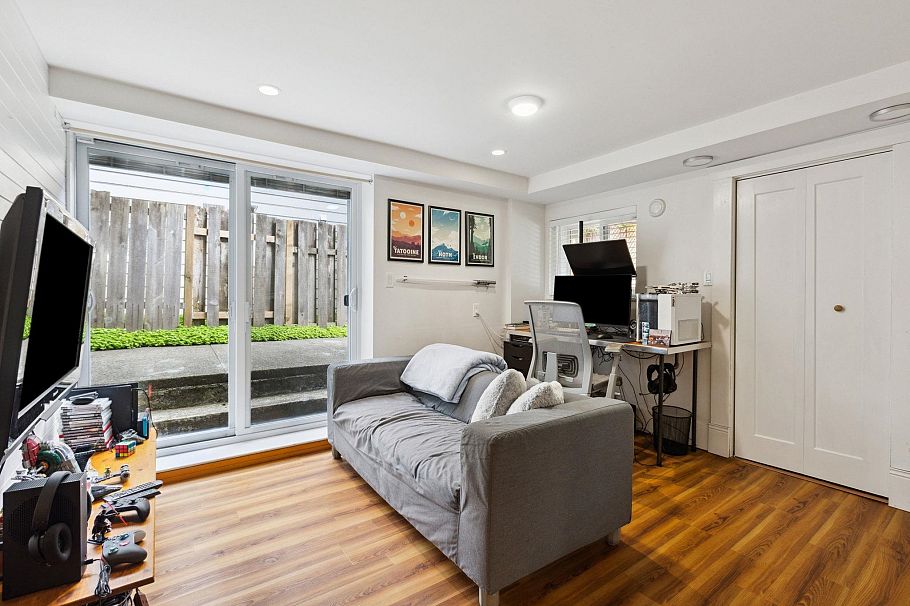 349 E 24th Street North Vancouver, BC - 24