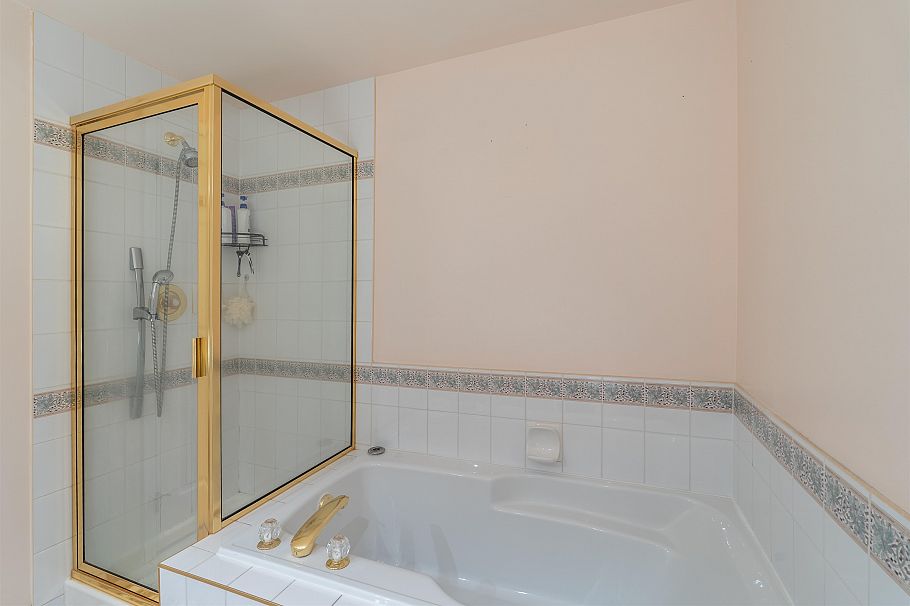 801 160 W Keith Road North Vancouver, BC - 18