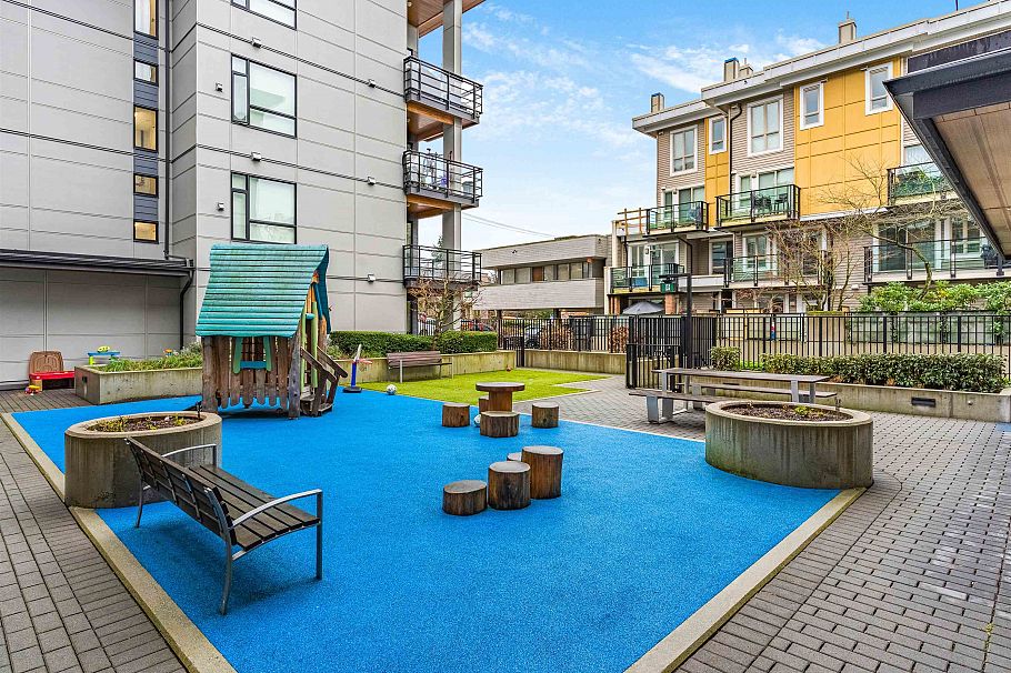 206 715 W 15th Street North Vancouver, BC - 34