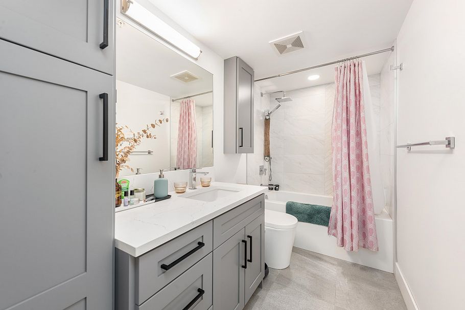 217 2150 E Hastings Street Vancouver, BC - 4