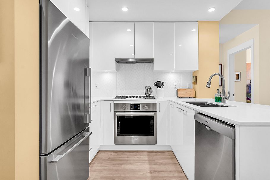 206 715 W 15th Street North Vancouver, BC - 22