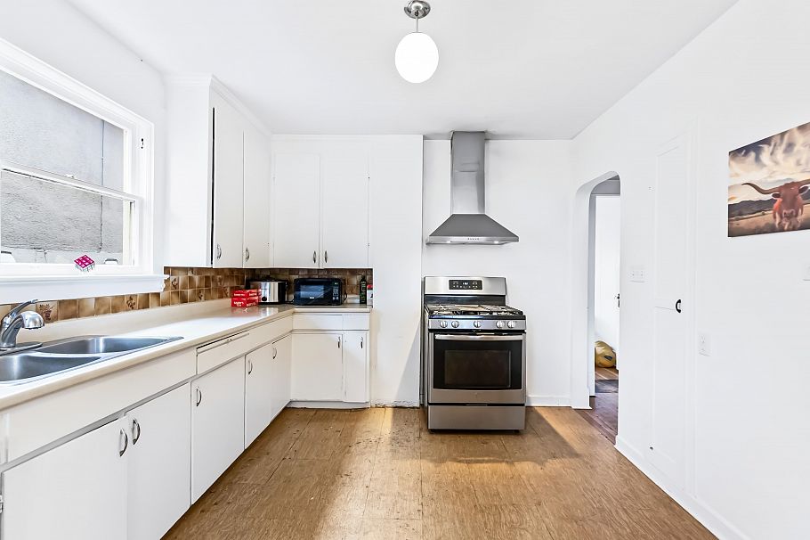 2846 W 8th Avenue Vancouver, BC - 12