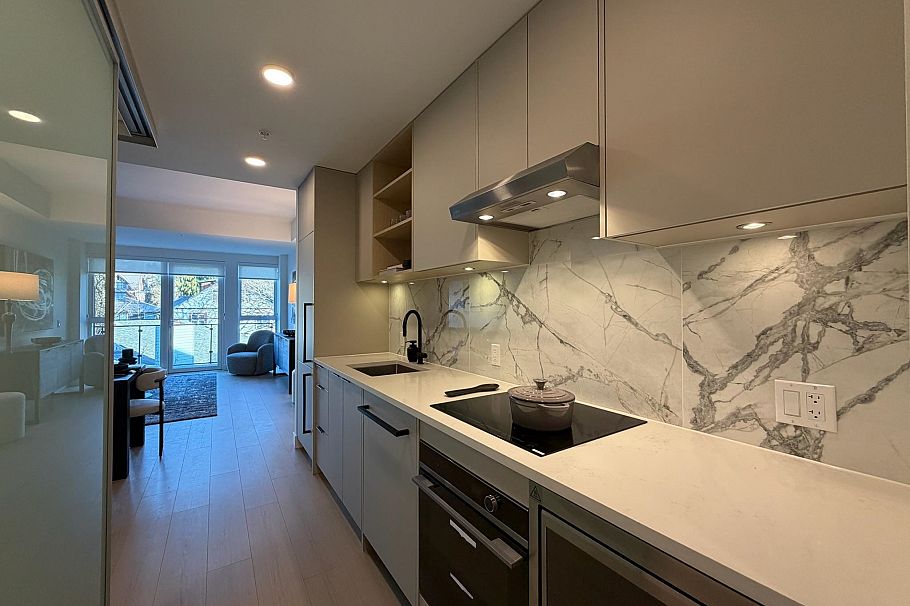 419 422 E 3rd Street North Vancouver, BC - 10