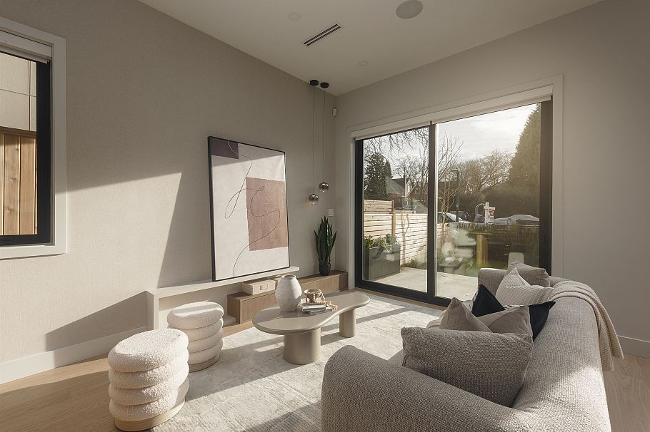 1 2637 W 12th Avenue Vancouver, BC - 2