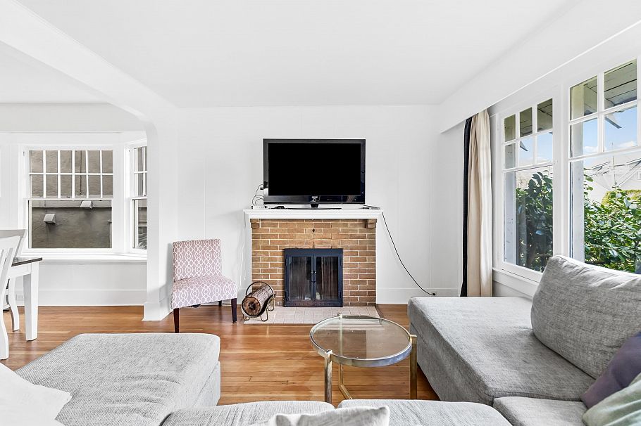 2846 W 8th Avenue Vancouver, BC - 4