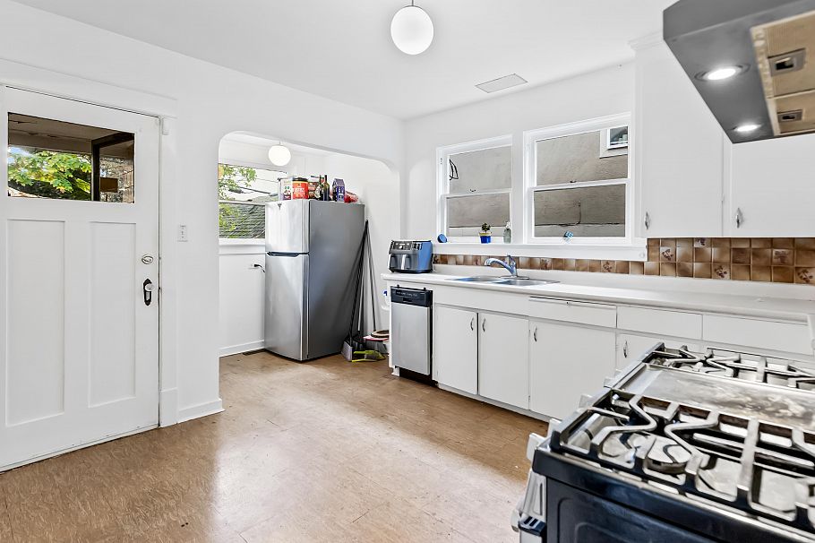 2846 W 8th Avenue Vancouver, BC - 10