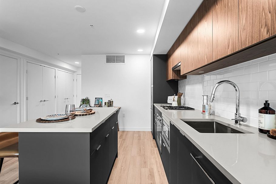 307 2419 Grant Street Vancouver, BC - 5