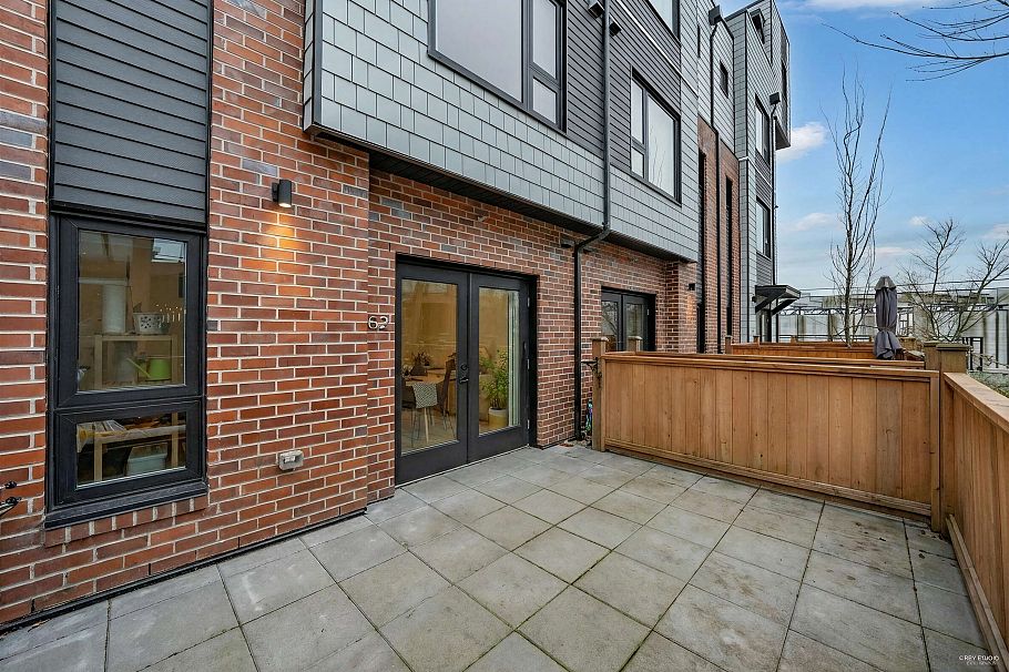 162 565 E 2nd Street North Vancouver, BC - 2