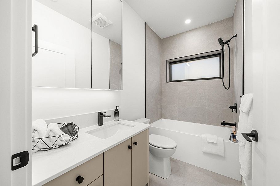 2 2247 Parker Street Vancouver, BC - 19