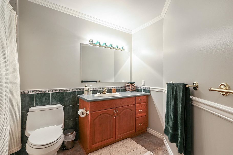 1076 Clements Avenue North Vancouver, BC - 23