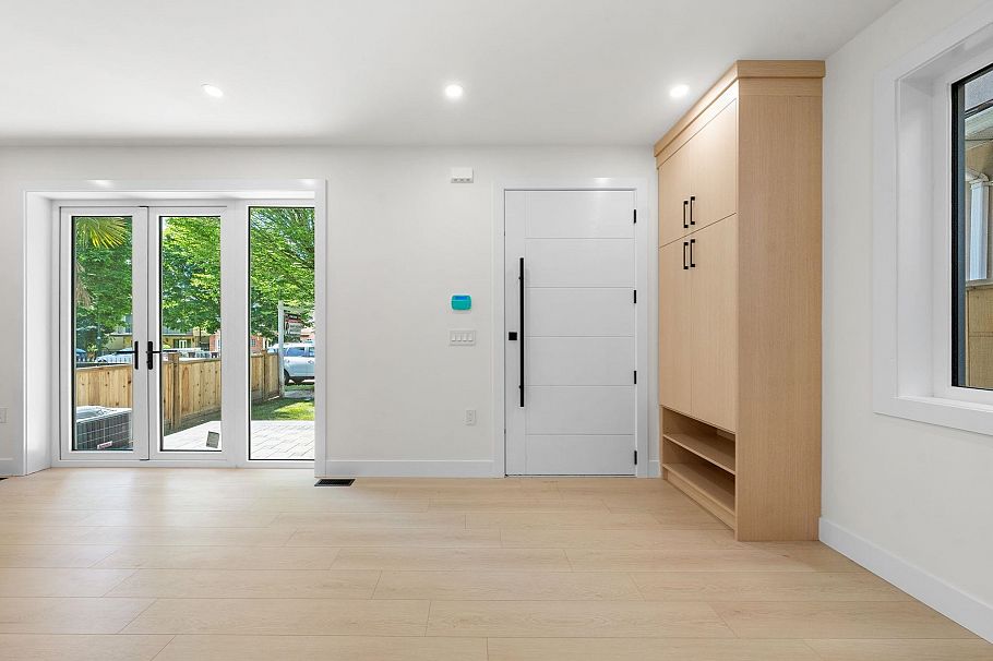 1 3425 Archimedes Street Vancouver, BC - 9