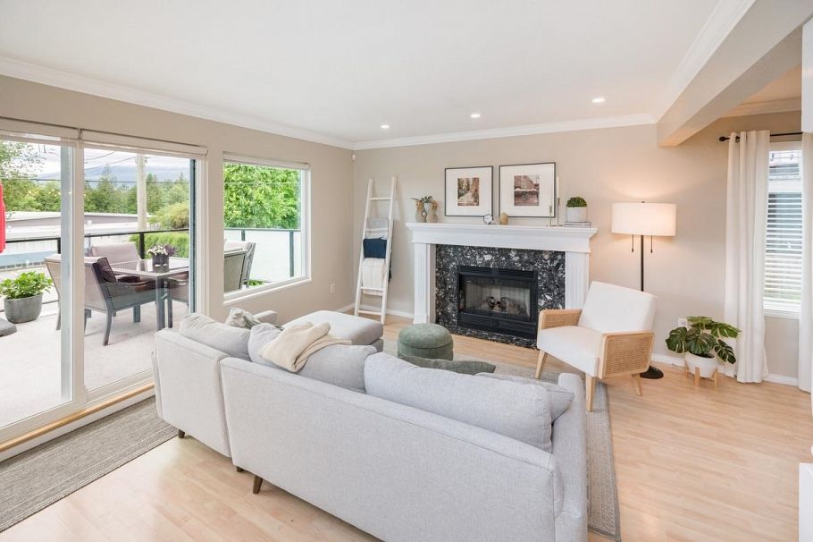 3338 Mahon Avenue North Vancouver, BC - 3