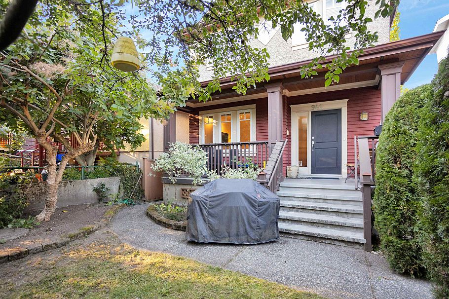 941 13th E Avenue Vancouver, BC - 1