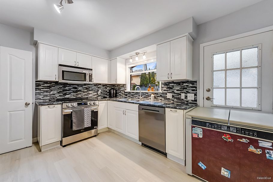 3020 Thorncliffe Drive North Vancouver, BC - 13