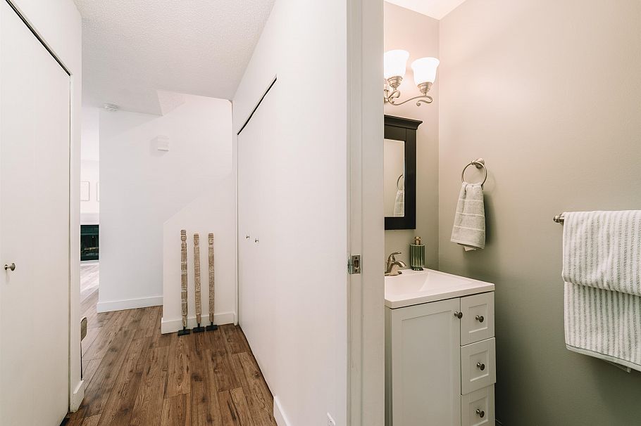 19 230 W 14th Street North Vancouver, BC - 2