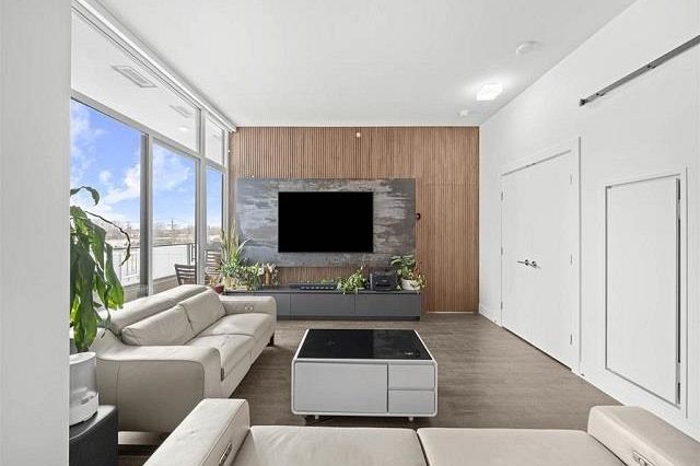 504/505 3438 Sawmill Crescent Vancouver, BC - 3