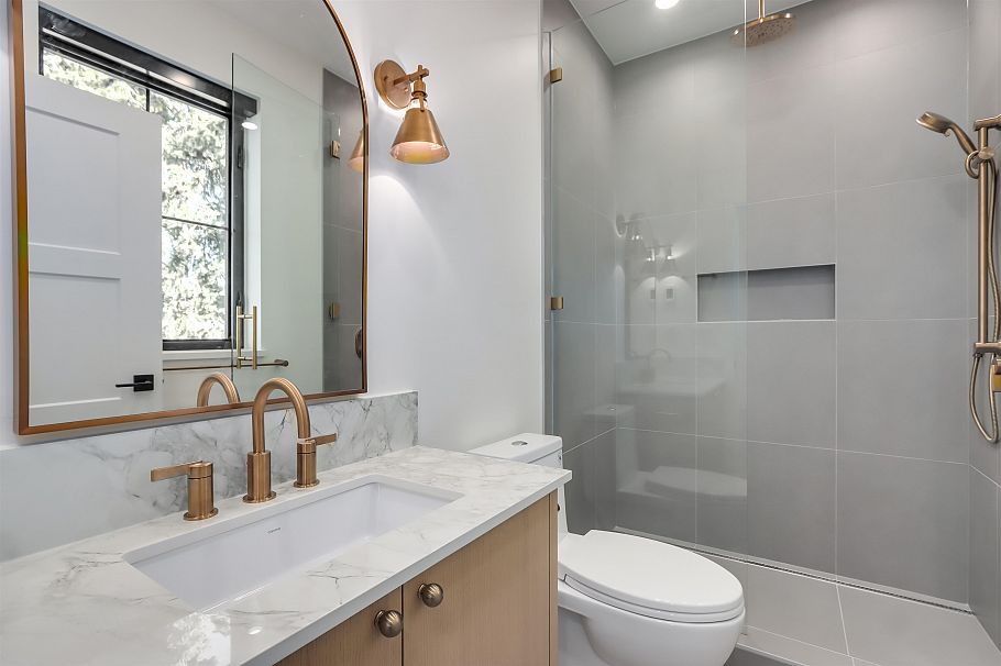 2698 E 5th Avenue Vancouver, BC - 5