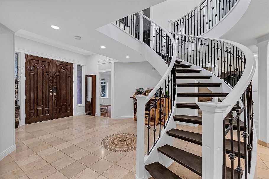 1219 Arborlynn Drive North Vancouver, BC - 11