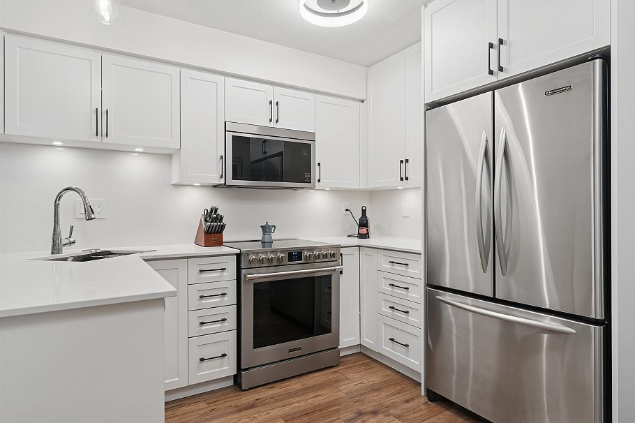 C3 332 Lonsdale Avenue North Vancouver, BC - 1