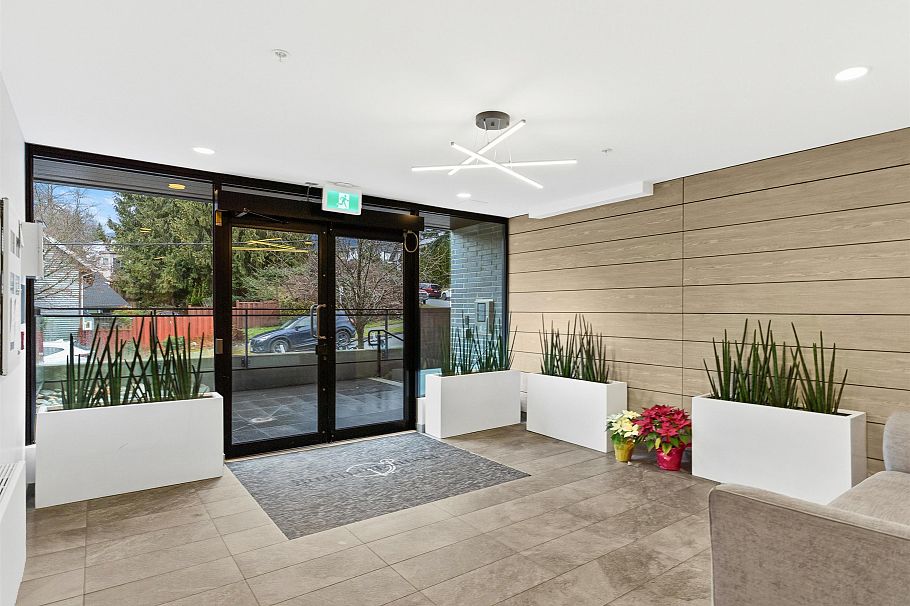 206 715 W 15th Street North Vancouver, BC - 36