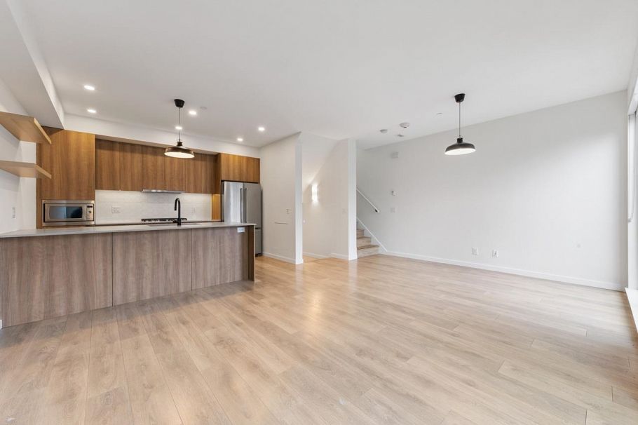 2 533 E 3rd Street North Vancouver, BC - 2