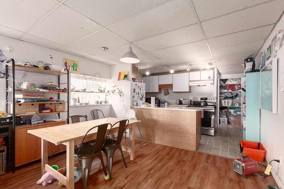 2483 W 6th Avenue Vancouver, BC - 17