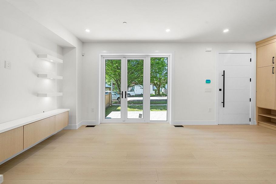 1 3425 Archimedes Street Vancouver, BC - 5