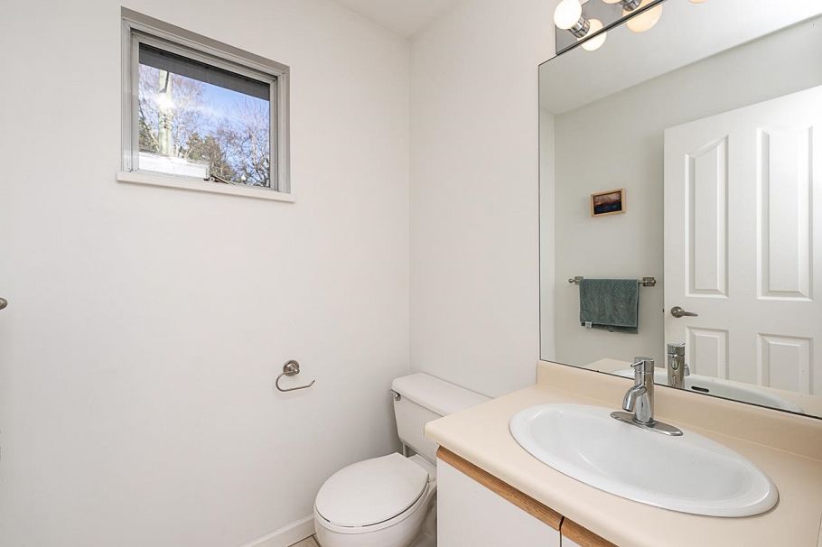 10 901 W 17th Street North Vancouver, BC - 11