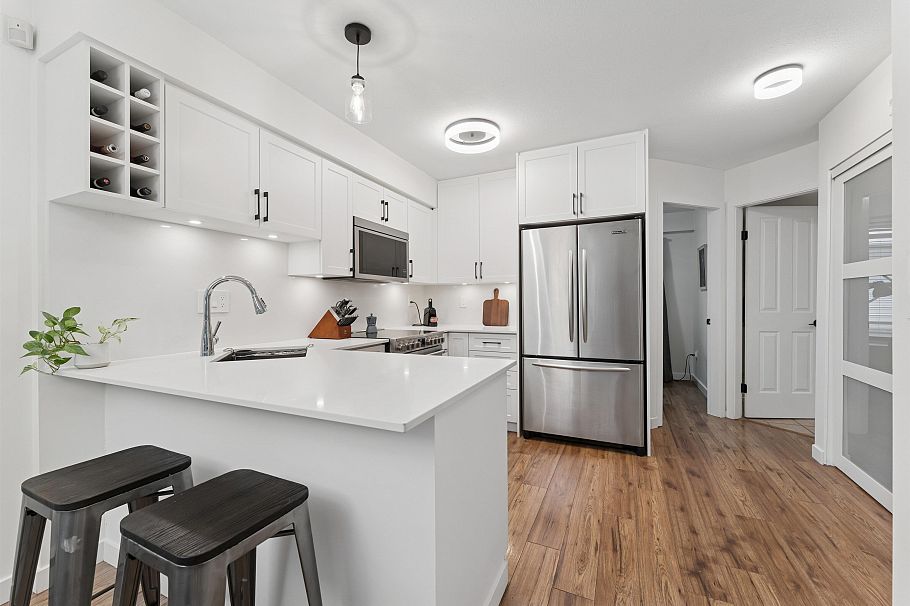 C3 332 Lonsdale Avenue North Vancouver, BC - 2