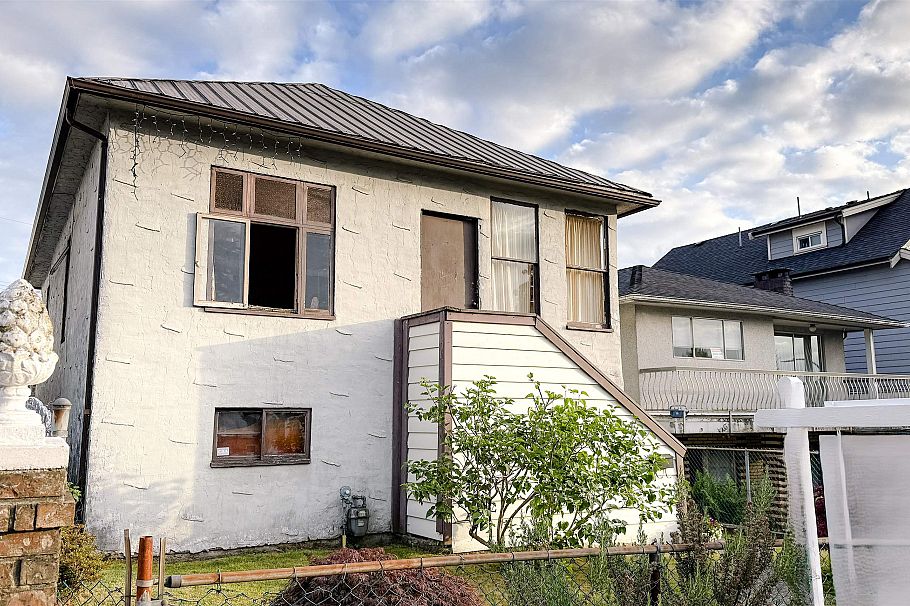 2354 E 33rd Avenue Vancouver, BC - 3