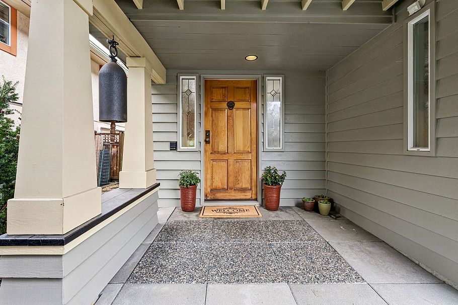 950 Roche Point Drive North Vancouver, BC - 2