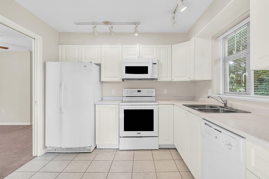 413 2059 Chesterfield Avenue North Vancouver, BC - 12