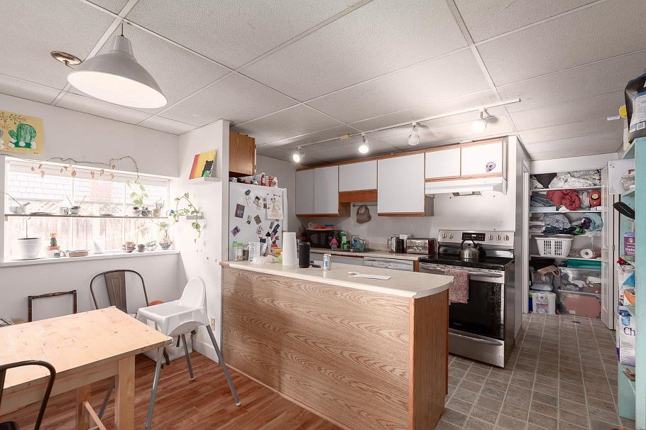 2483 W 6th Avenue Vancouver, BC - 18