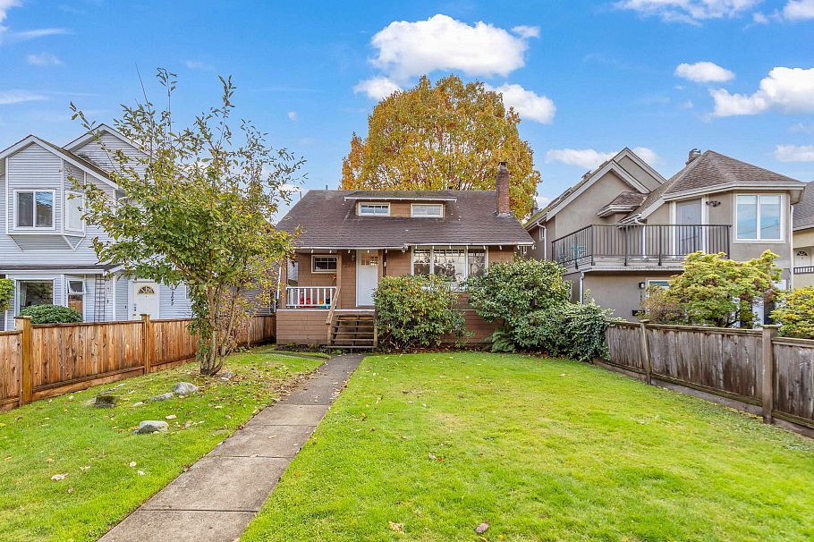 2846 W 8th Avenue Vancouver, BC - 1