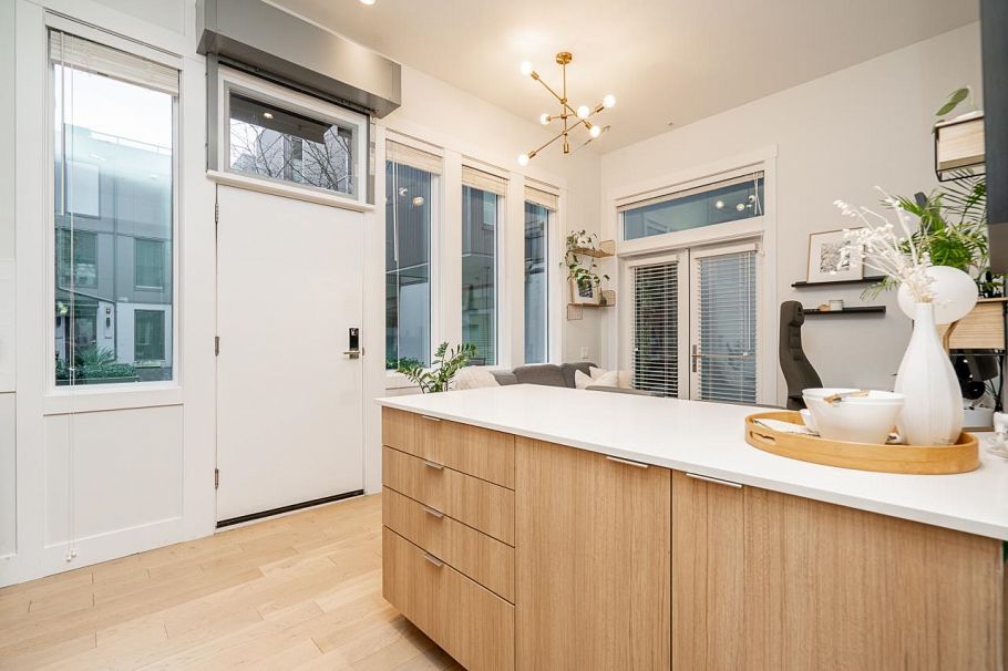 533 E 16 Avenue Vancouver, BC - 3